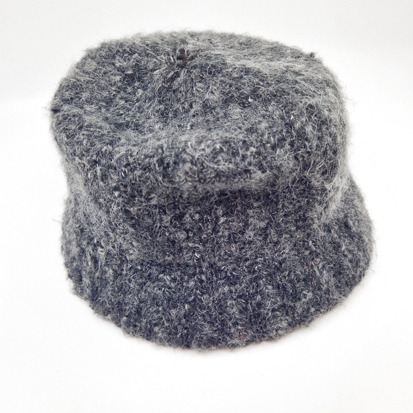 Einzigartiger und nachhaltiger Vintage Hut in dunkelgrau. Unique and sustainable vintage hat in dark grey. Side.