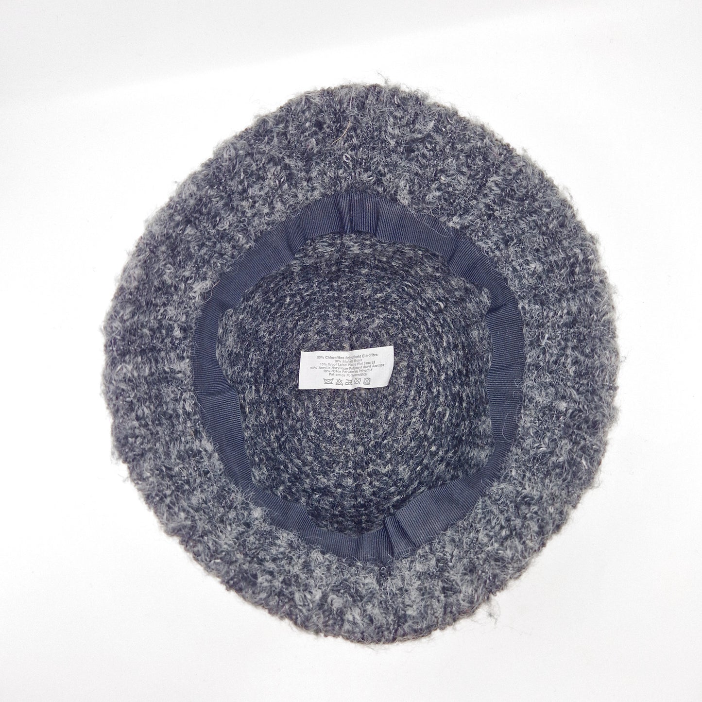 Einzigartiger und nachhaltiger Vintage Hut in dunkelgrau. Unique and sustainable vintage hat in dark grey. Below.