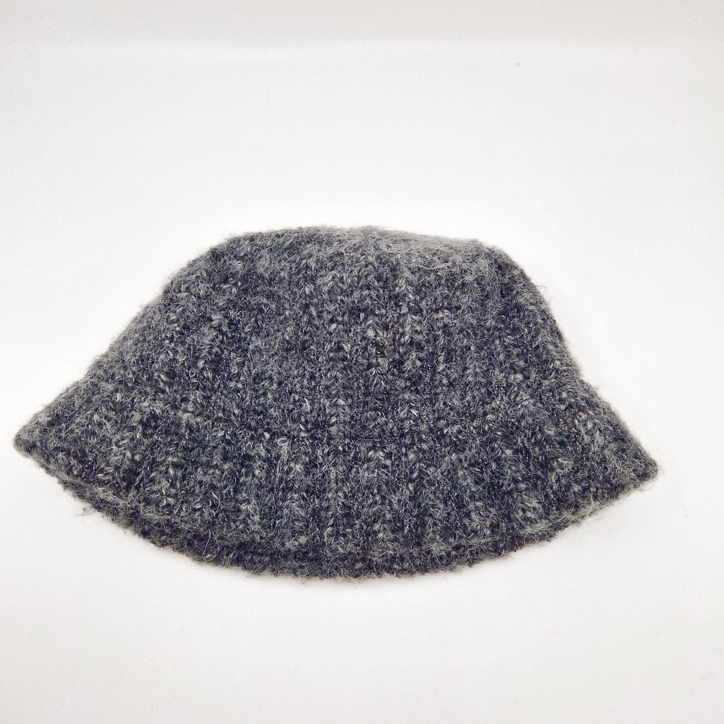 Einzigartiger und nachhaltiger Vintage Hut in dunkelgrau. Unique and sustainable vintage hat in dark grey. Flat.