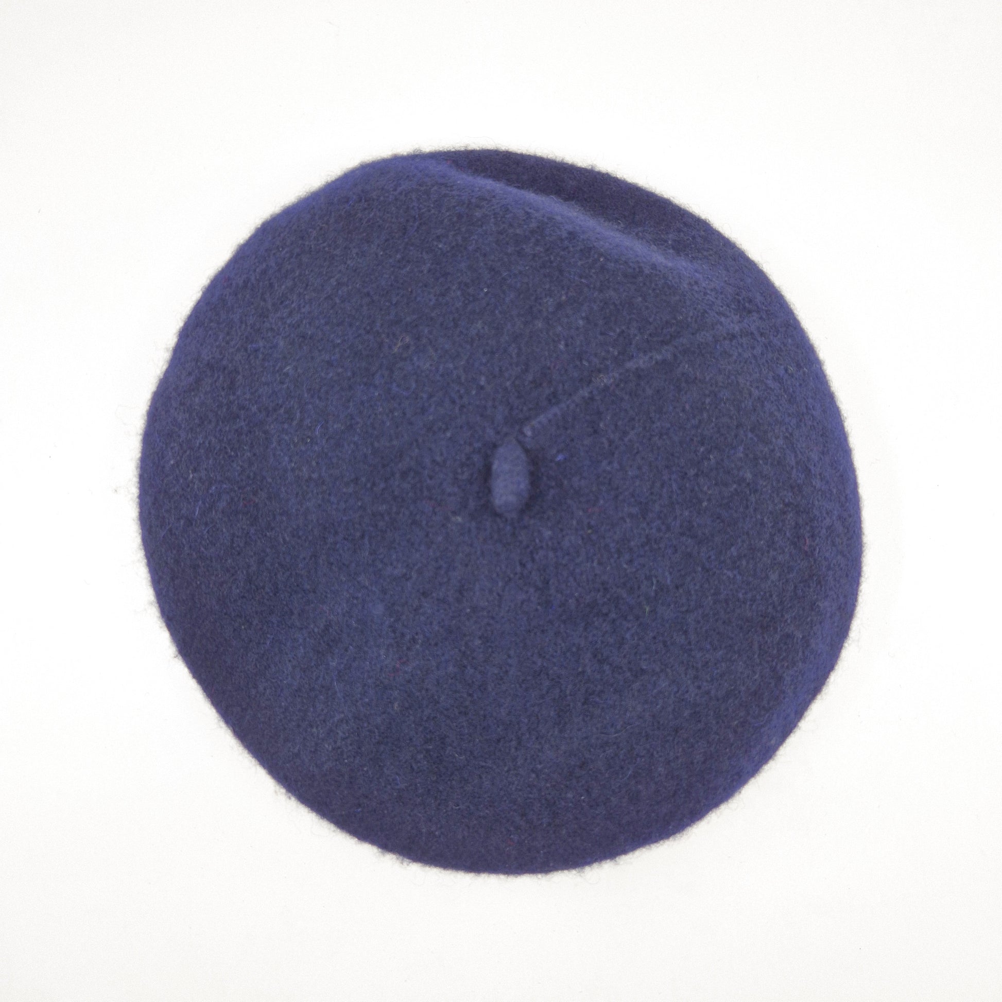 Einzigartiges und nachhaltiges Vintage Beret in dunkelblau. Unique and sustainable vintage beret in dark blue. Above.