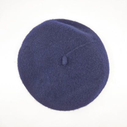 Einzigartiges und nachhaltiges Vintage Beret in dunkelblau. Unique and sustainable vintage beret in dark blue. Above.