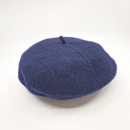 Einzigartiges und nachhaltiges Vintage Beret in dunkelblau. Unique and sustainable vintage beret in dark blue. Front.