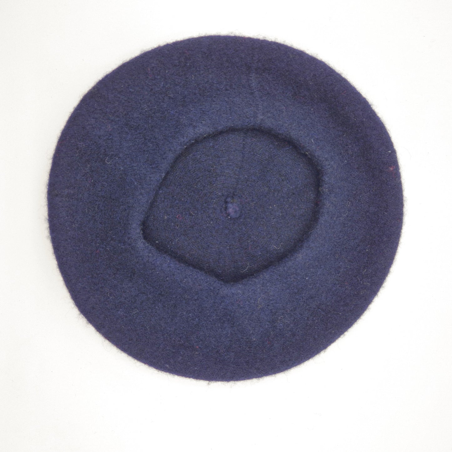 Einzigartiges und nachhaltiges Vintage Beret in dunkelblau. Unique and sustainable vintage beret in dark blue. Below.