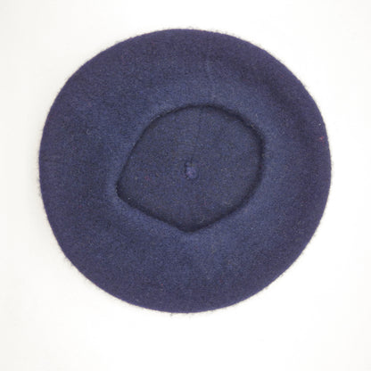 Einzigartiges und nachhaltiges Vintage Beret in dunkelblau. Unique and sustainable vintage beret in dark blue. Below.