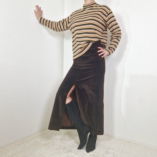 Einzigartiger und nachhaltiger Vintage Rock in braun, Samt. Unique and sustainable vintage skirt in brown, velvet. Model.