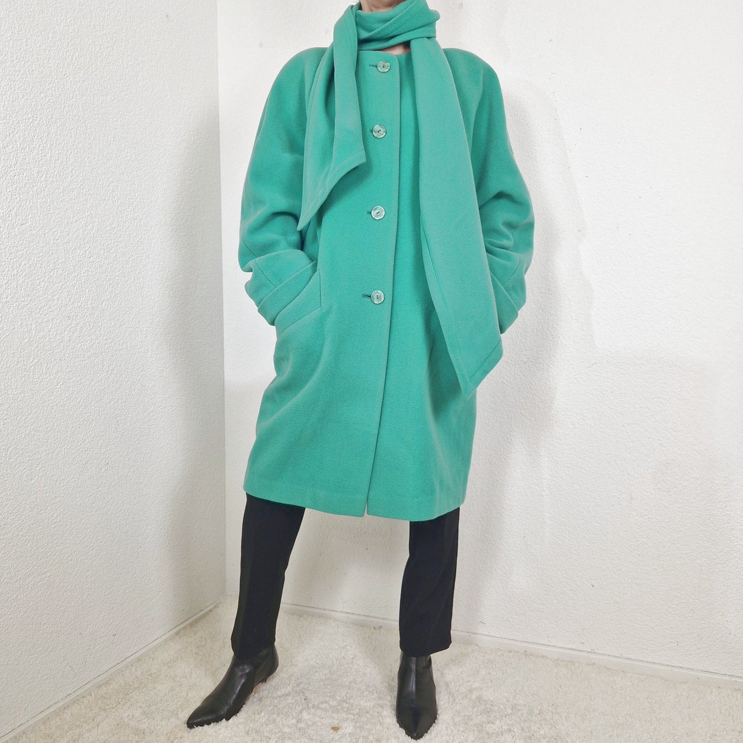 Einzigartiger und nachhaltiger Vintage Mantel in mintgrün mit Schal. Unique and sustainable vintage coat in mint green with scarf. Model. 