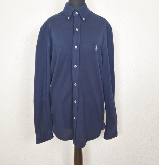 Einzigartiges und nachhaltiges Vintage Poloshirt, Langarm, in dunkelblau, Ralph Lauren. Unique and sustainable vintage poloshirt, long sleeves, in dark blue, Ralph Lauren. Front. 