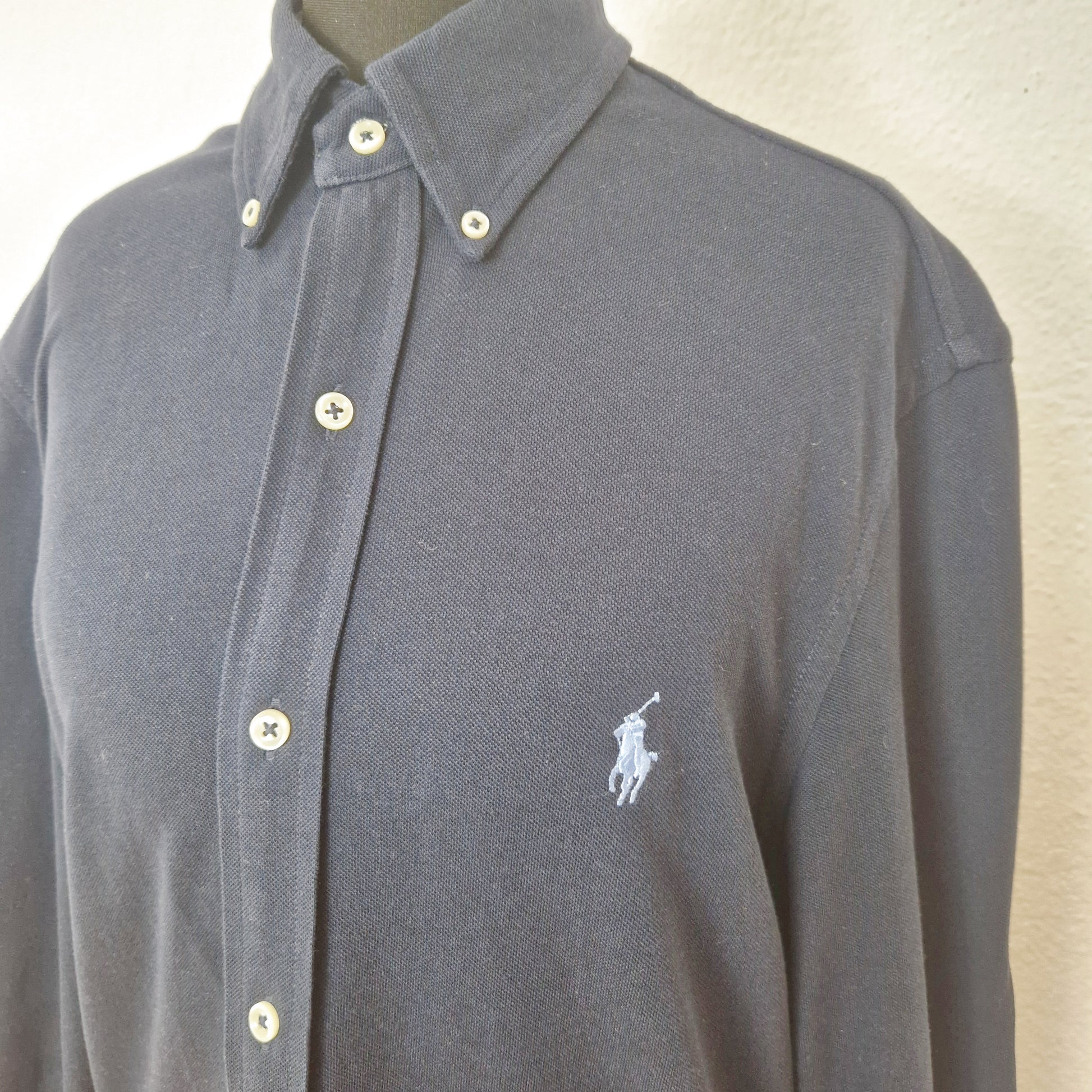 Einzigartiges und nachhaltiges Vintage Poloshirt, Langarm, in dunkelblau, Ralph Lauren. Unique and sustainable vintage poloshirt, long sleeves, in dark blue, Ralph Lauren. Close-up.