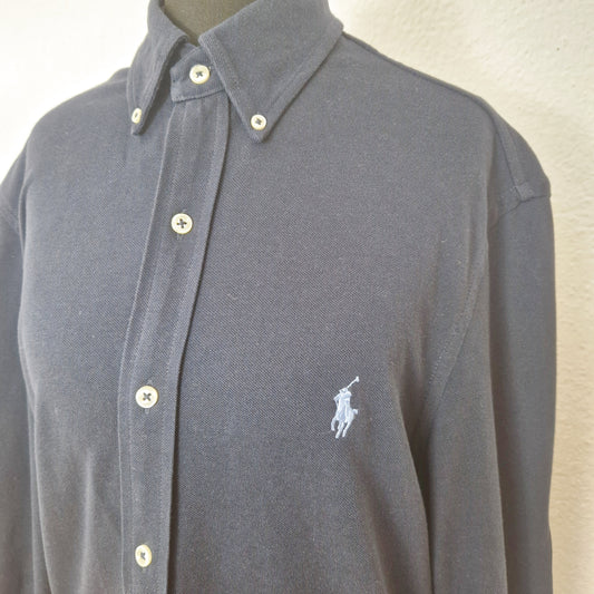 Einzigartiges und nachhaltiges Vintage Poloshirt, Langarm, in dunkelblau, Ralph Lauren. Unique and sustainable vintage poloshirt, long sleeves, in dark blue, Ralph Lauren. Close-up.