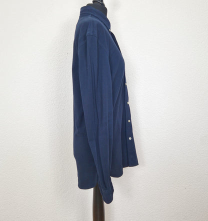 Einzigartiges und nachhaltiges Vintage Poloshirt, Langarm, in dunkelblau, Ralph Lauren. Unique and sustainable vintage poloshirt, long sleeves, in dark blue, Ralph Lauren. Side.