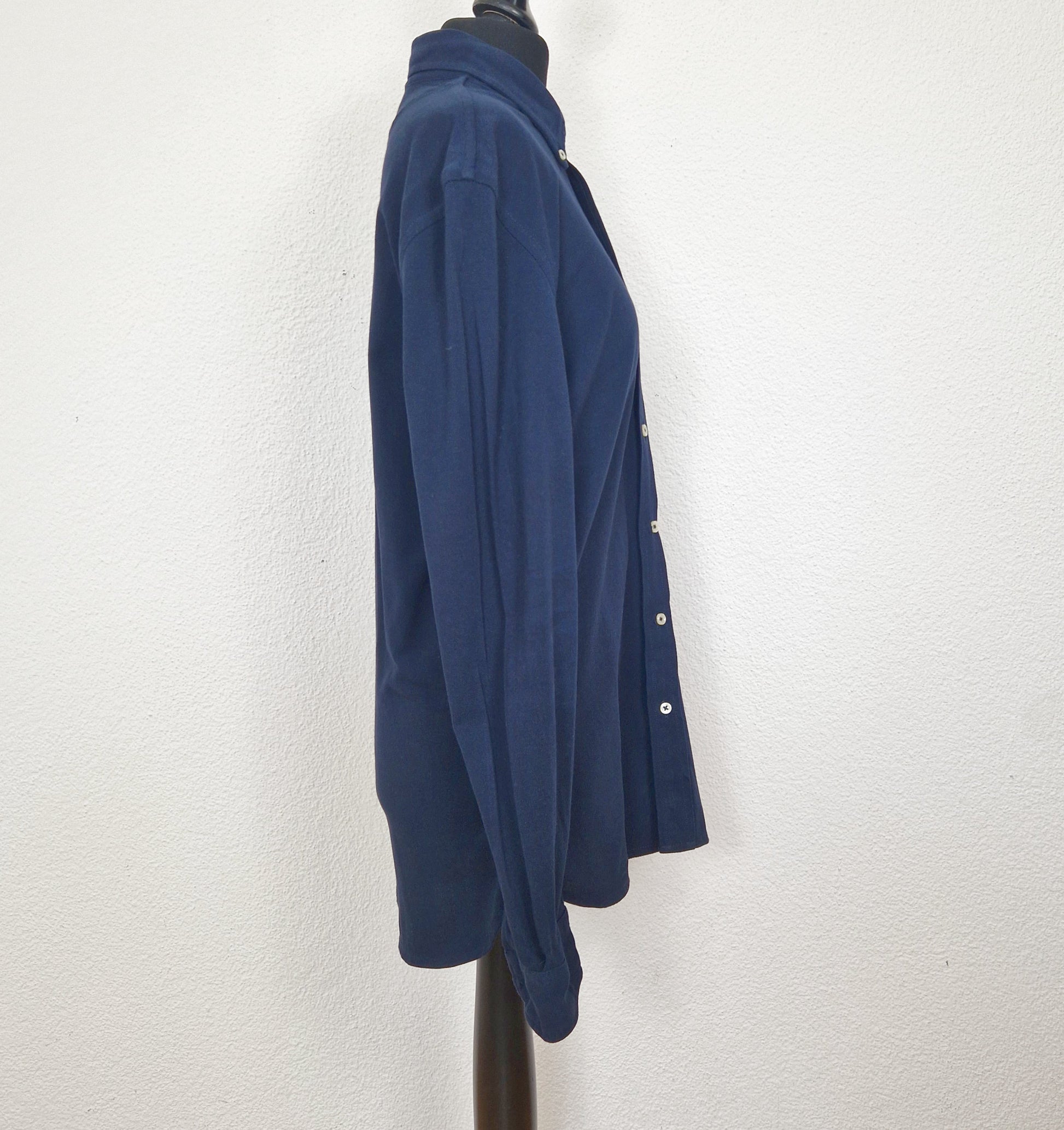 Einzigartiges und nachhaltiges Vintage Poloshirt, Langarm, in dunkelblau, Ralph Lauren. Unique and sustainable vintage poloshirt, long sleeves, in dark blue, Ralph Lauren. Side.