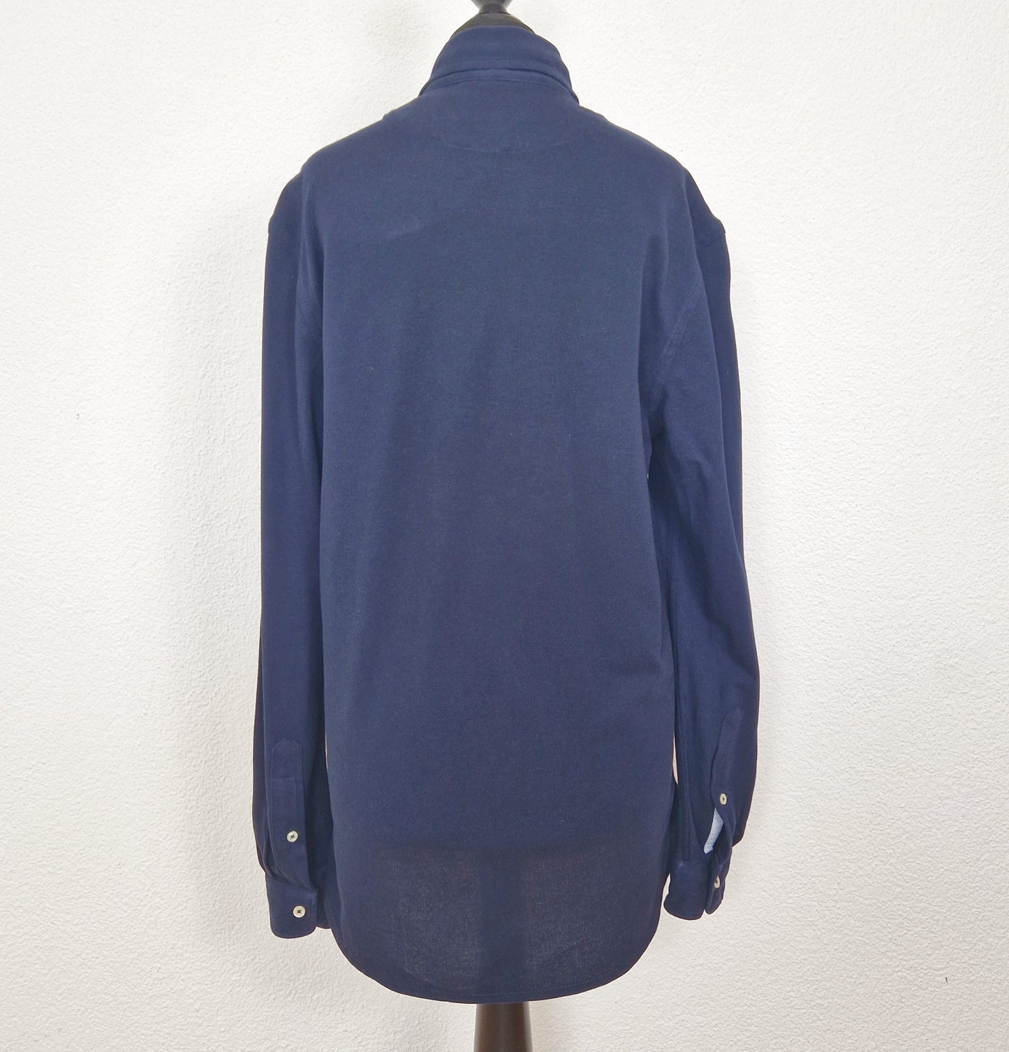 Einzigartiges und nachhaltiges Vintage Poloshirt, Langarm, in dunkelblau, Ralph Lauren. Unique and sustainable vintage poloshirt, long sleeves, in dark blue, Ralph Lauren. Back.