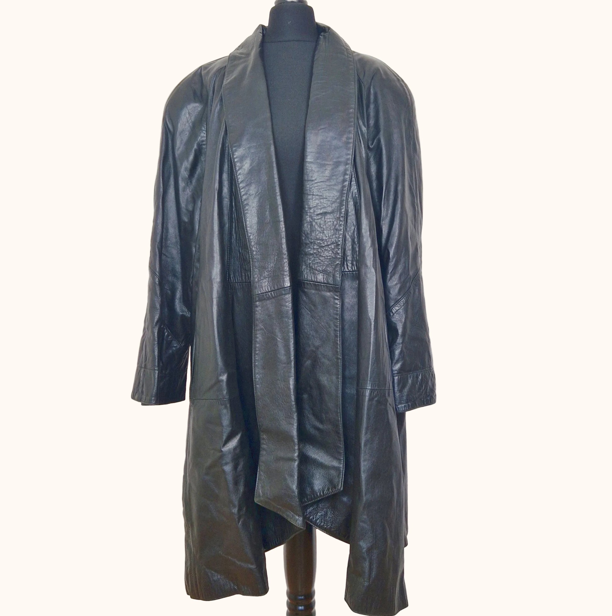Einzigartiger und nachhaltiger Vintage Ledermantel in schwarz. Front.