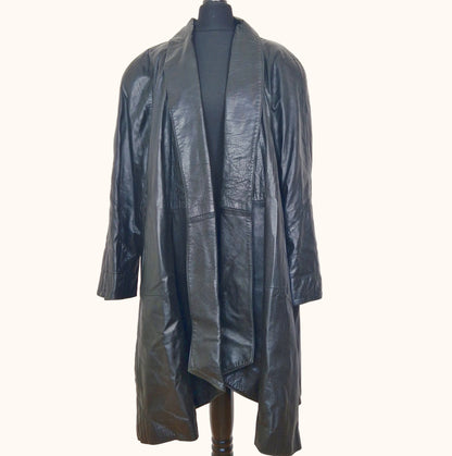 Einzigartiger und nachhaltiger Vintage Ledermantel in schwarz. Front.