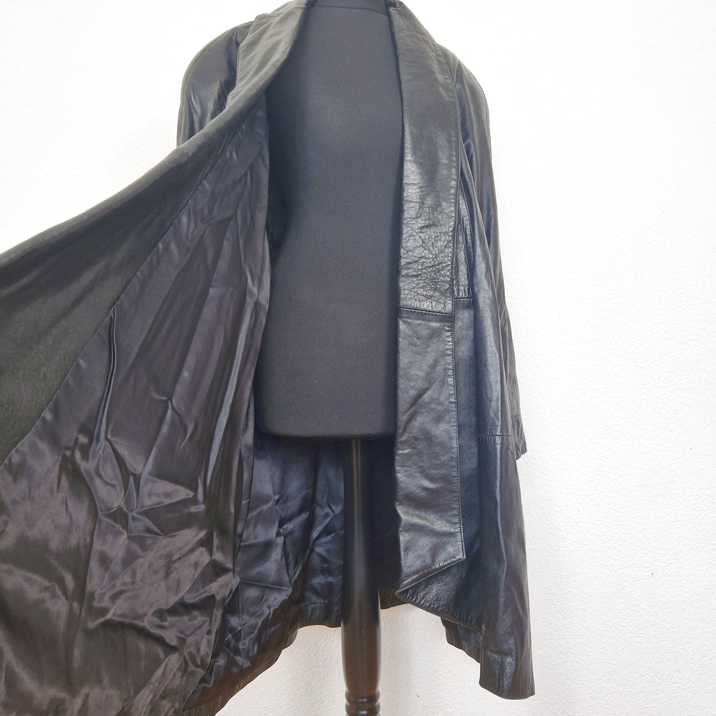 Einzigartiger und nachhaltiger Vintage Ledermantel in schwarz. Front 2.
