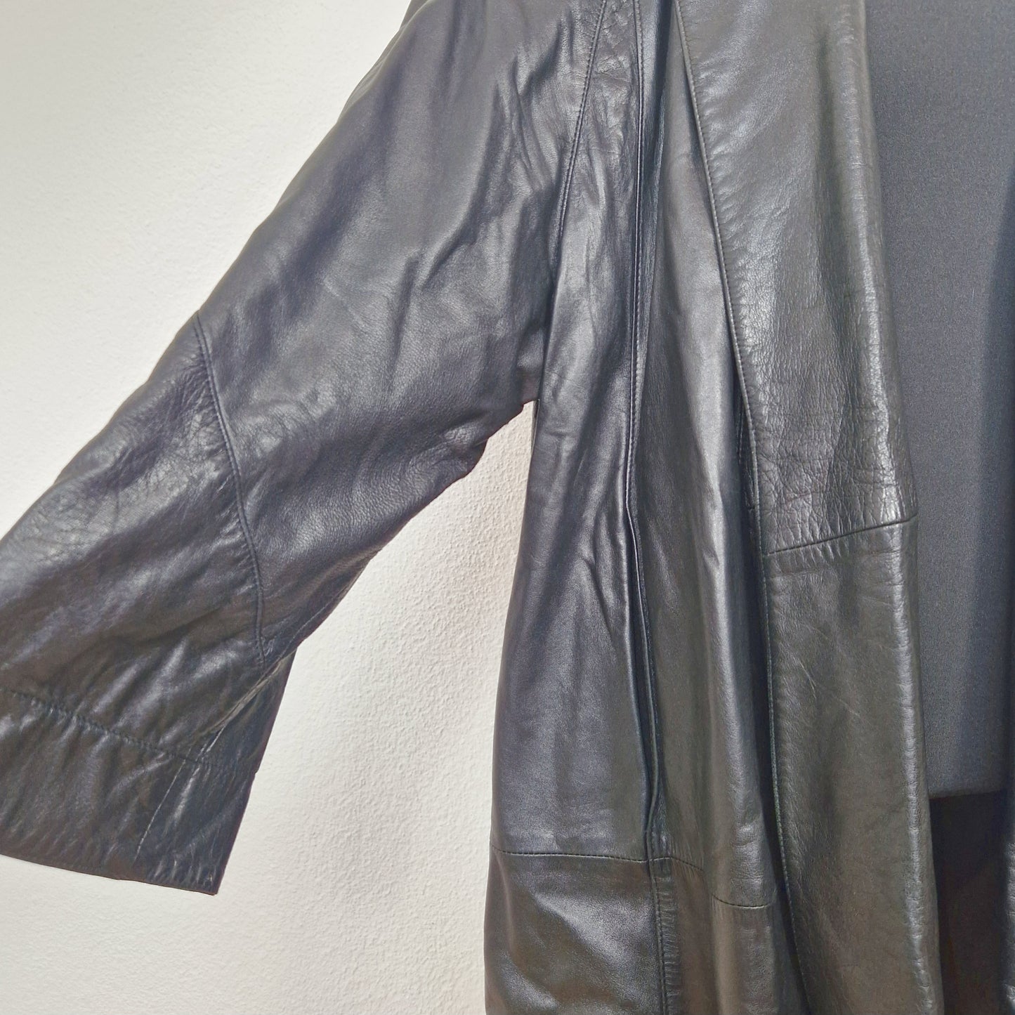 Einzigartiger und nachhaltiger Vintage Ledermantel in schwarz. Close-up.