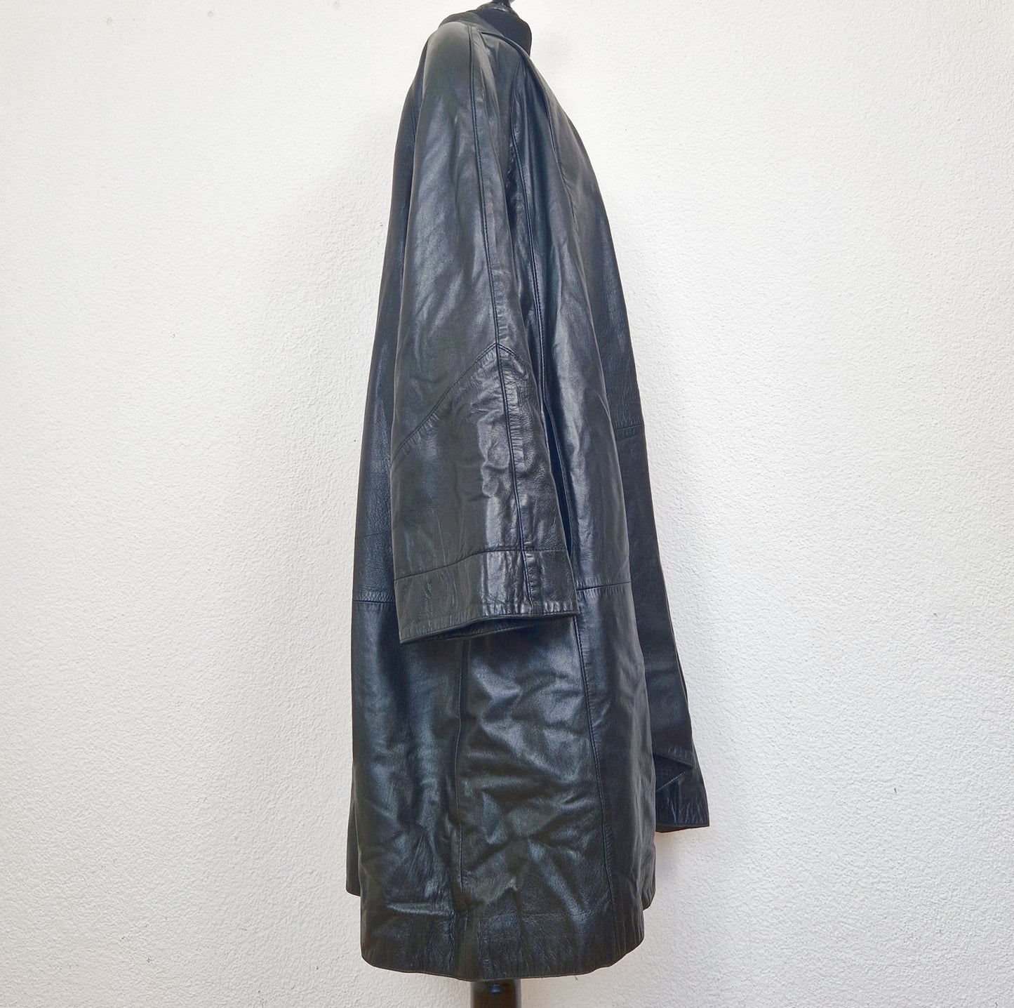 Einzigartiger und nachhaltiger Vintage Ledermantel in schwarz. Side.
