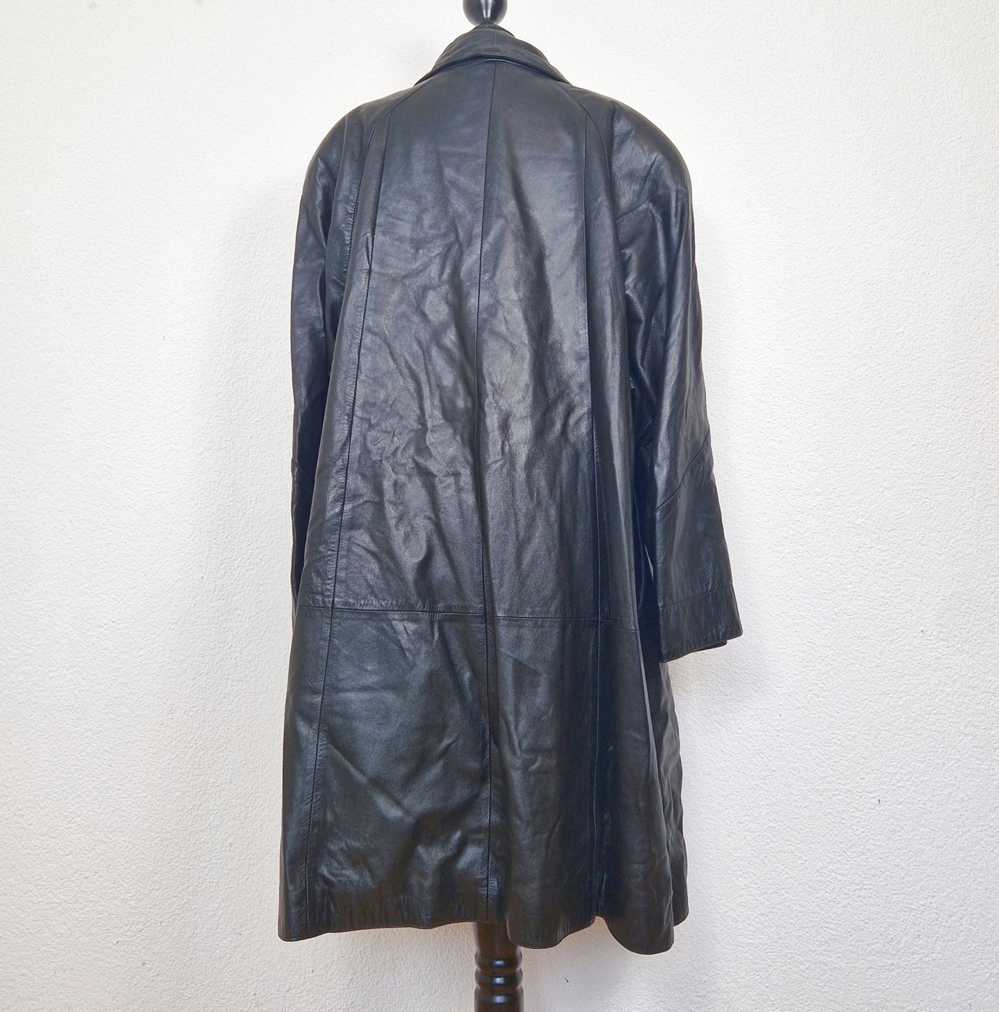 Einzigartiger und nachhaltiger Vintage Ledermantel in schwarz. Back.