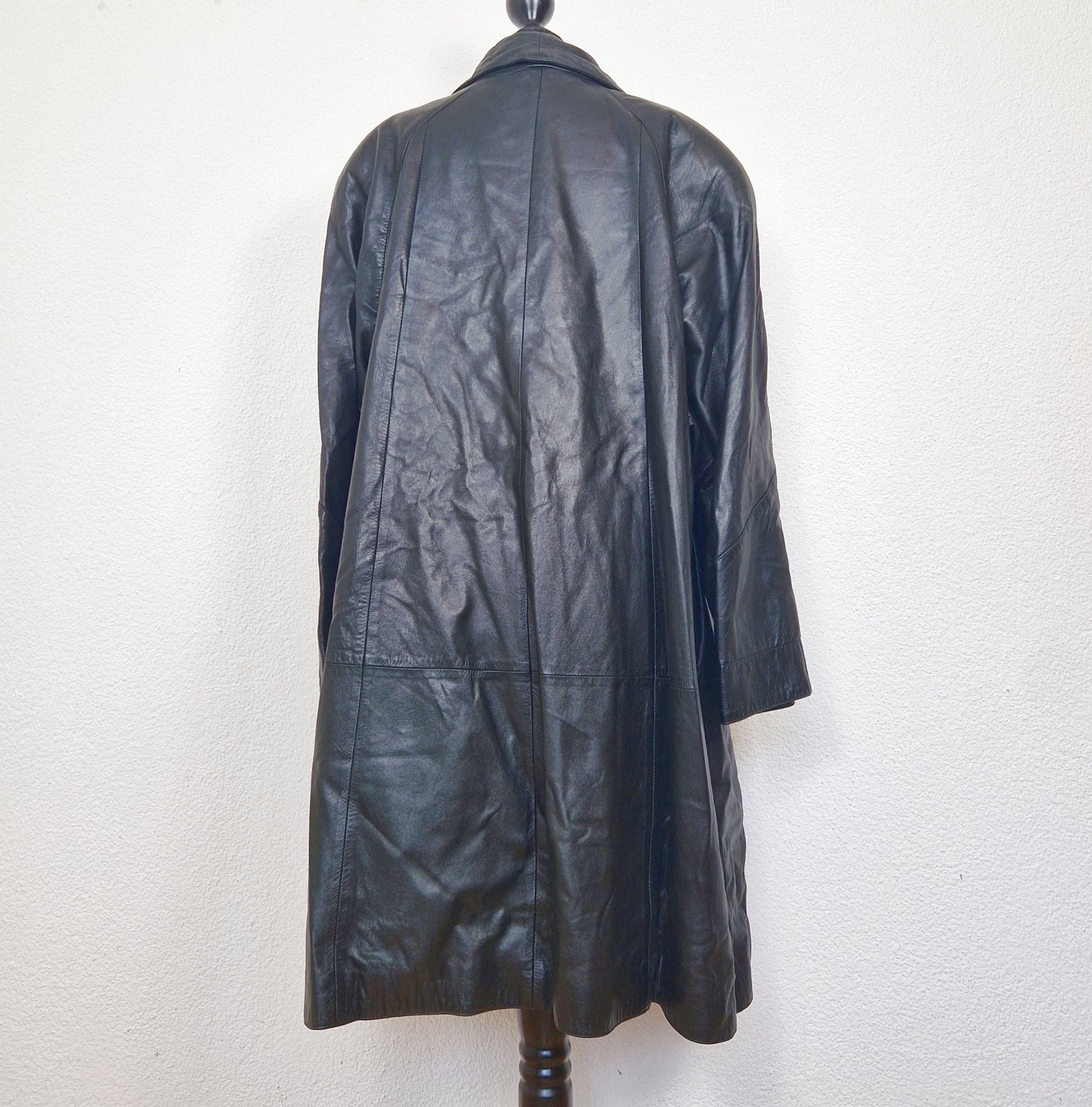 Einzigartiger und nachhaltiger Vintage Ledermantel in schwarz. Back.