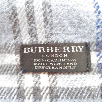 Einzigartiger und nachhaltiger karierter Vintage Burberry Schal in hellblau-grau-weiss. Tag.