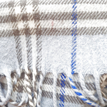 Einzigartiger und nachhaltiger karierter Vintage Burberry Schal in hellblau-grau-weiss. Imperfection.