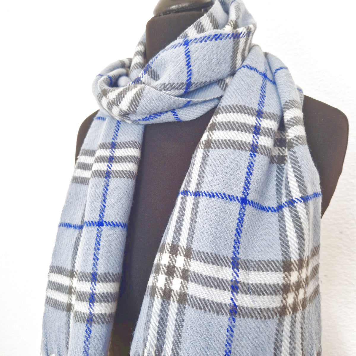 Einzigartiger und nachhaltiger karierter Vintage Burberry Schal in hellblau-grau-weiss. Close-up.