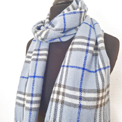Einzigartiger und nachhaltiger karierter Vintage Burberry Schal in hellblau-grau-weiss. Close-up.