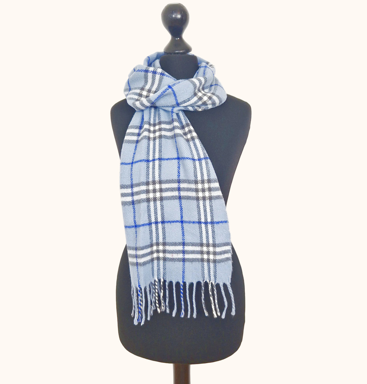 Einzigartiger und nachhaltiger karierter Vintage Burberry Schal in hellblau-grau-weiss. Front.
