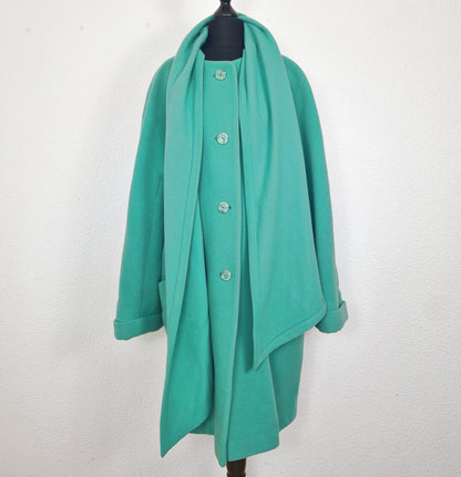 Einzigartiger und nachhaltiger Vintage Mantel in mintgrün mit Schal. Unique and sustainable vintage coat in mint green with scarf. Front 3.
