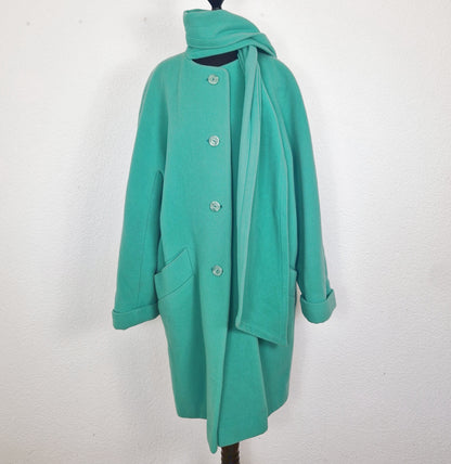 Einzigartiger und nachhaltiger Vintage Mantel in mintgrün mit Schal. Unique and sustainable vintage coat in mint green with scarf. Front.