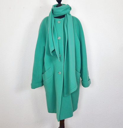 Einzigartiger und nachhaltiger Vintage Mantel in mintgrün mit Schal. Unique and sustainable vintage coat in mint green with scarf. Front 2.