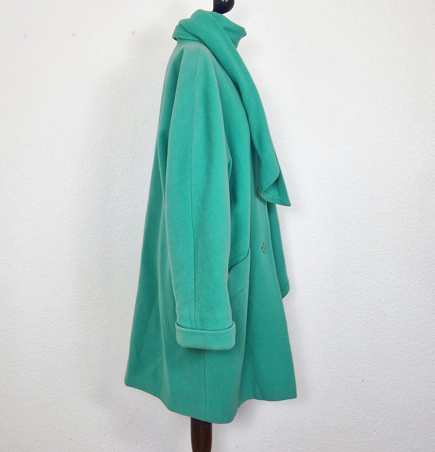 Einzigartiger und nachhaltiger Vintage Mantel in mintgrün mit Schal. Unique and sustainable vintage coat in mint green with scarf. Side.