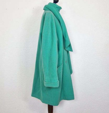 Einzigartiger und nachhaltiger Vintage Mantel in mintgrün mit Schal. Unique and sustainable vintage coat in mint green with scarf. Side.