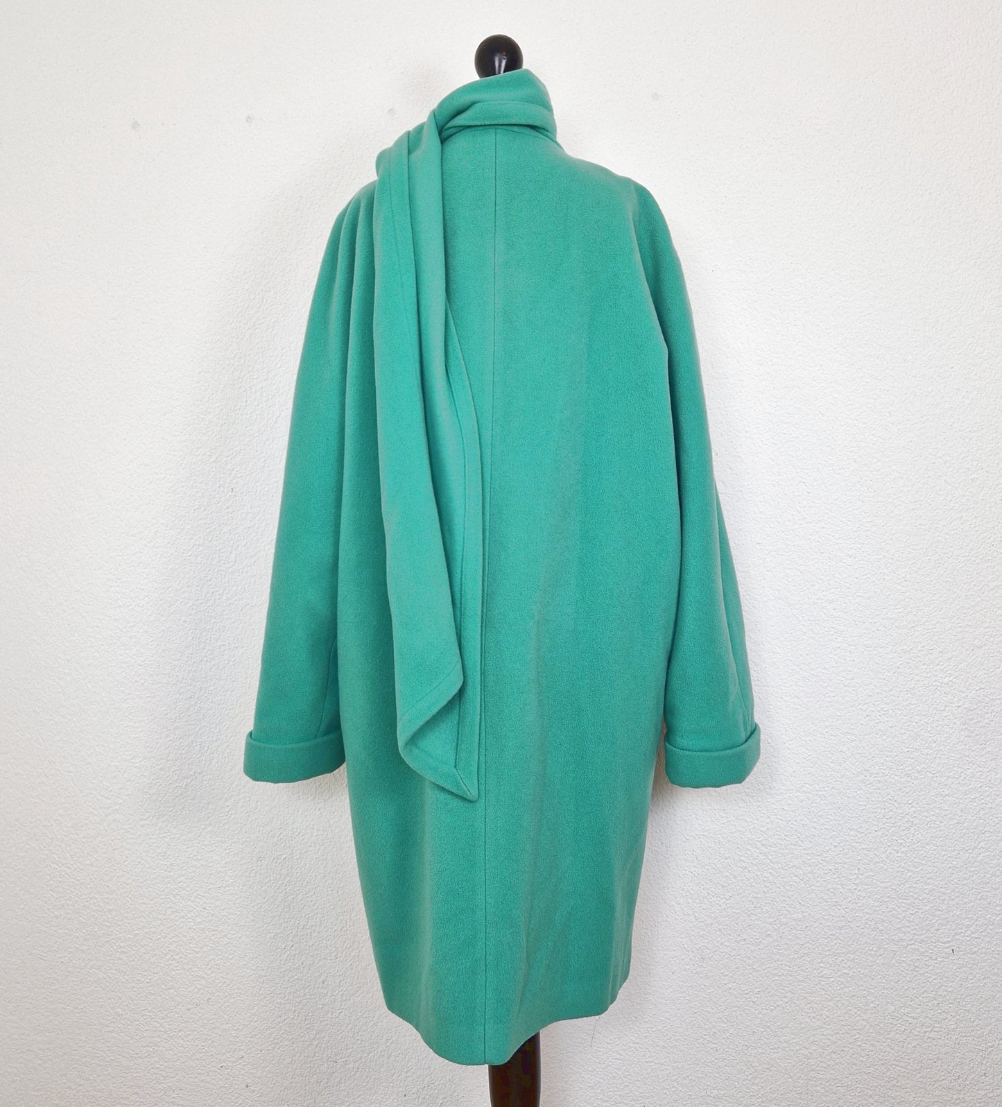 Einzigartiger und nachhaltiger Vintage Mantel in mintgrün mit Schal. Unique and sustainable vintage coat in mint green with scarf. Back.