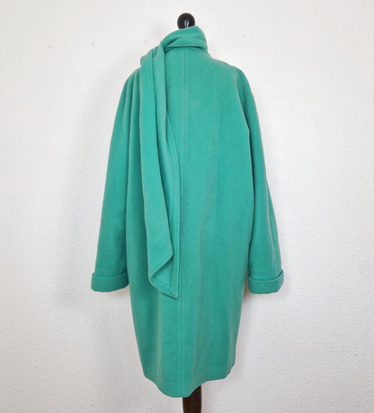 Einzigartiger und nachhaltiger Vintage Mantel in mintgrün mit Schal. Unique and sustainable vintage coat in mint green with scarf. Back.