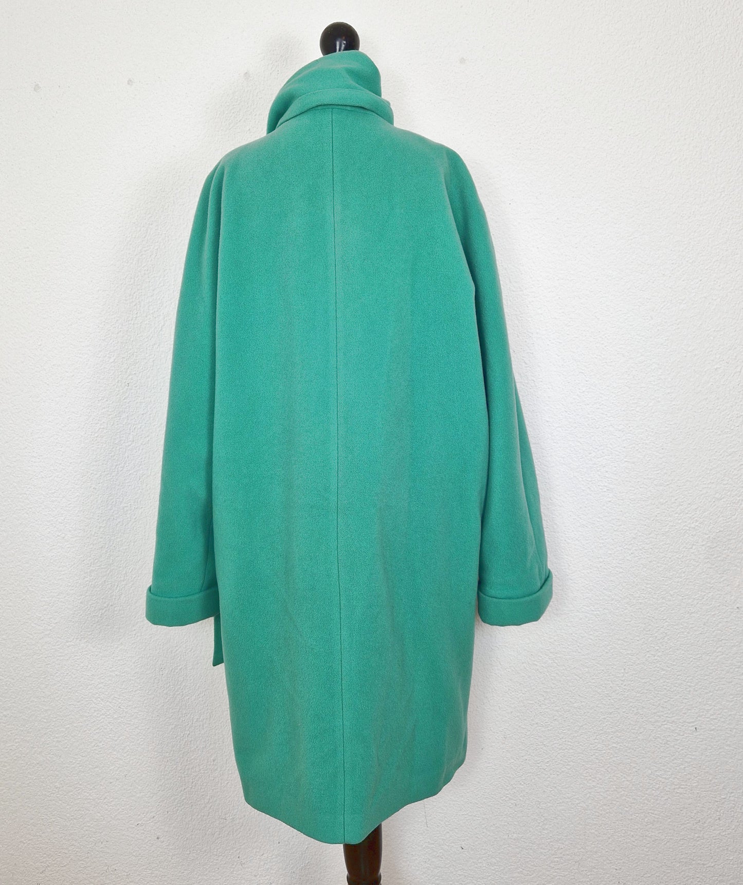 Einzigartiger und nachhaltiger Vintage Mantel in mintgrün mit Schal. Unique and sustainable vintage coat in mint green with scarf. Back 2.