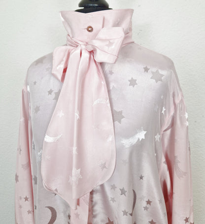 Einzigartige und nachhaltige Vintage Bluse in rosa mit Sternen. Close-up.