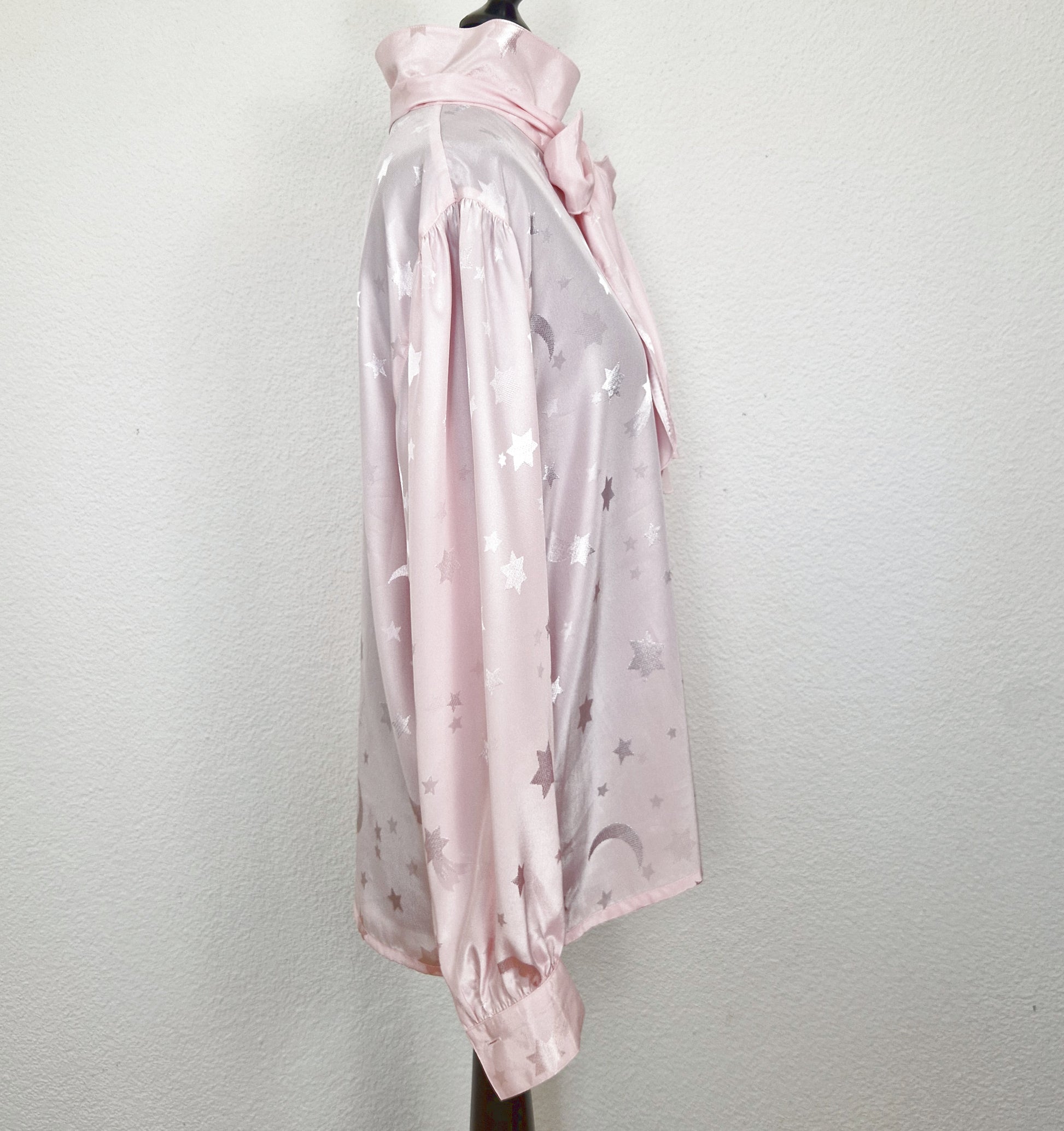 Einzigartige und nachhaltige Vintage Bluse in rosa mit Sternen. Side.