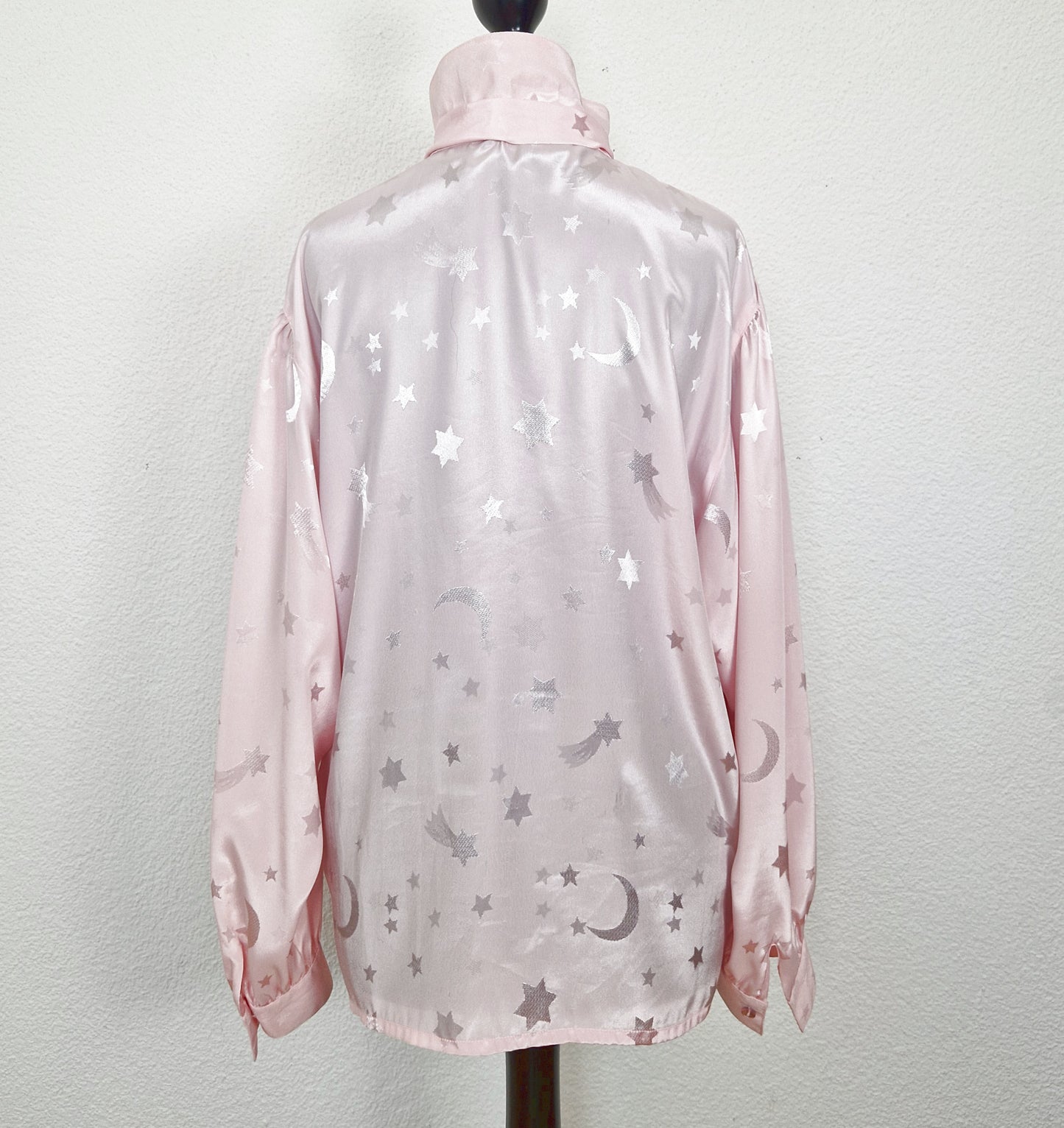 Einzigartige und nachhaltige Vintage Bluse in rosa mit Sternen. Back.