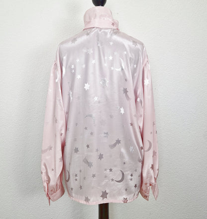 Einzigartige und nachhaltige Vintage Bluse in rosa mit Sternen. Back.