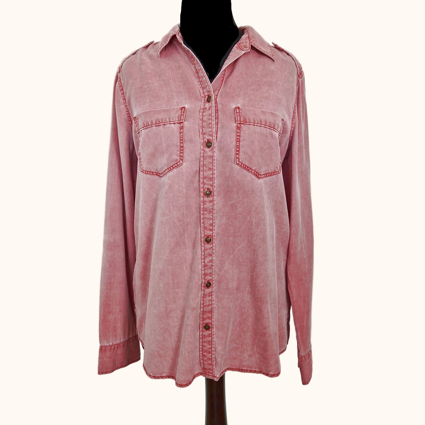 Einzigartige und nachhaltige Vintage Bluse in altrosa, Jeans. Front.