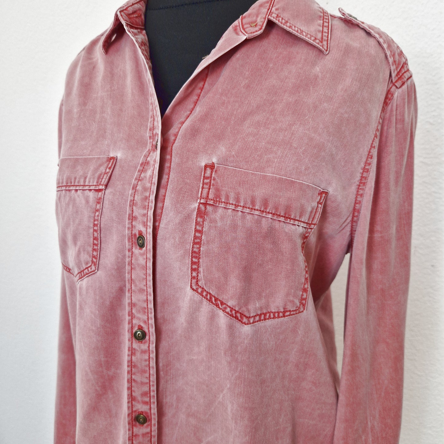 Einzigartige und nachhaltige Vintage Bluse in altrosa, Jeans. Close-up.