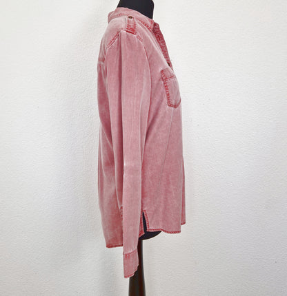 Einzigartige und nachhaltige Vintage Bluse in altrosa, Jeans. Side.