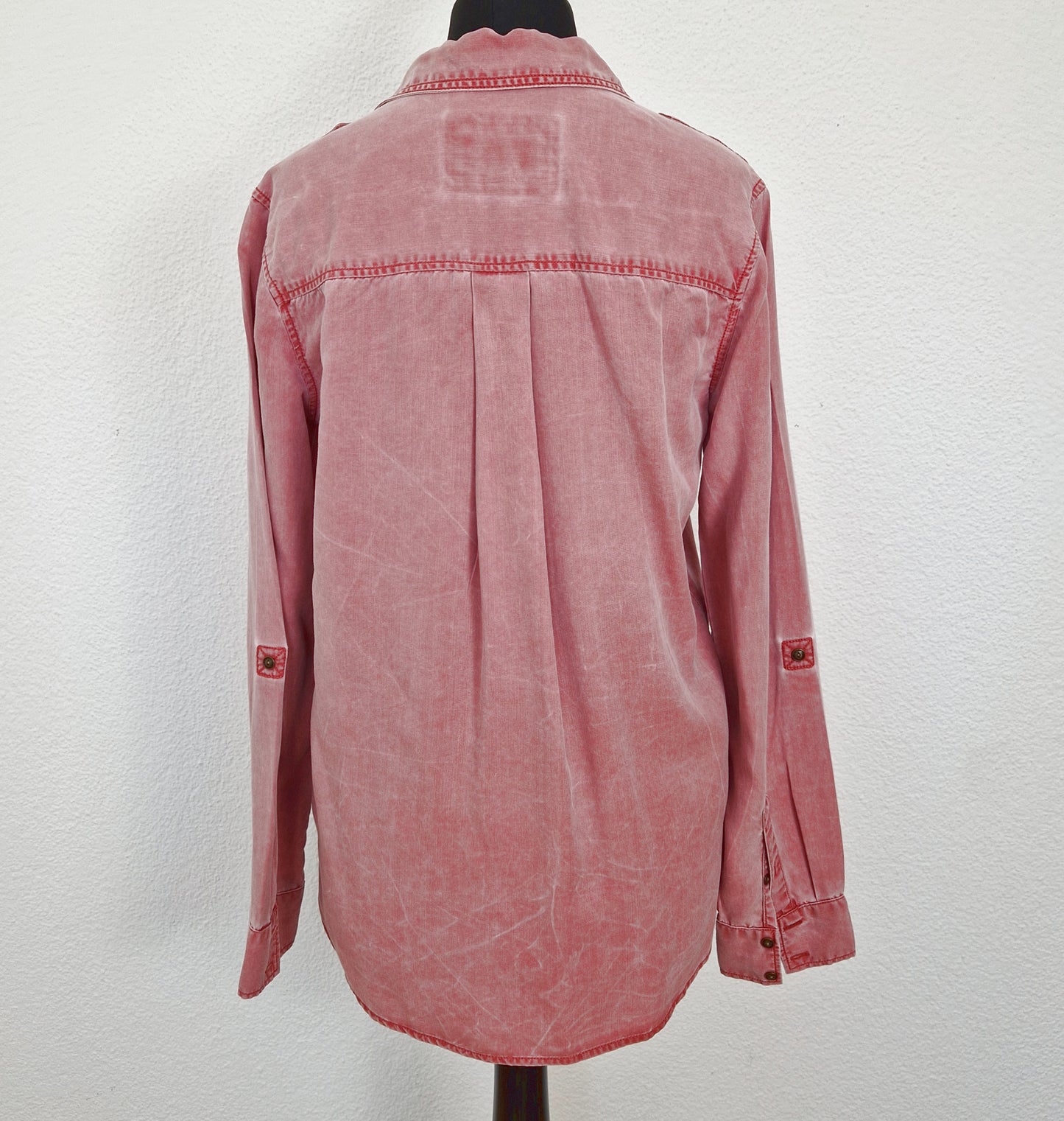 Einzigartige und nachhaltige Vintage Bluse in altrosa, Jeans. Back.