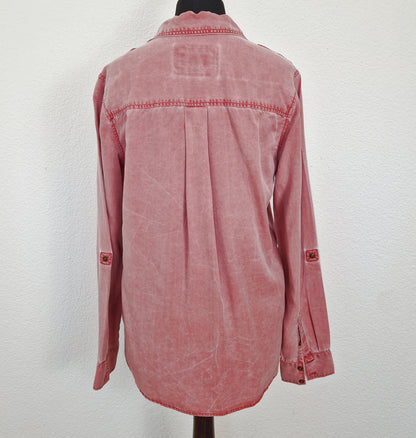 Einzigartige und nachhaltige Vintage Bluse in altrosa, Jeans. Back.
