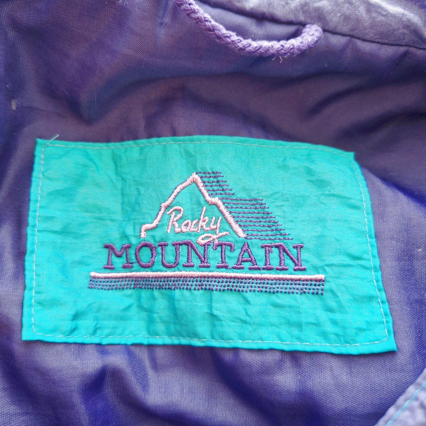 Einzigartiger und nachhaltiger Vintage Skianzug in türkis-violett. Unique and sustainable vintage ski suit in turquois-purple. Tag.