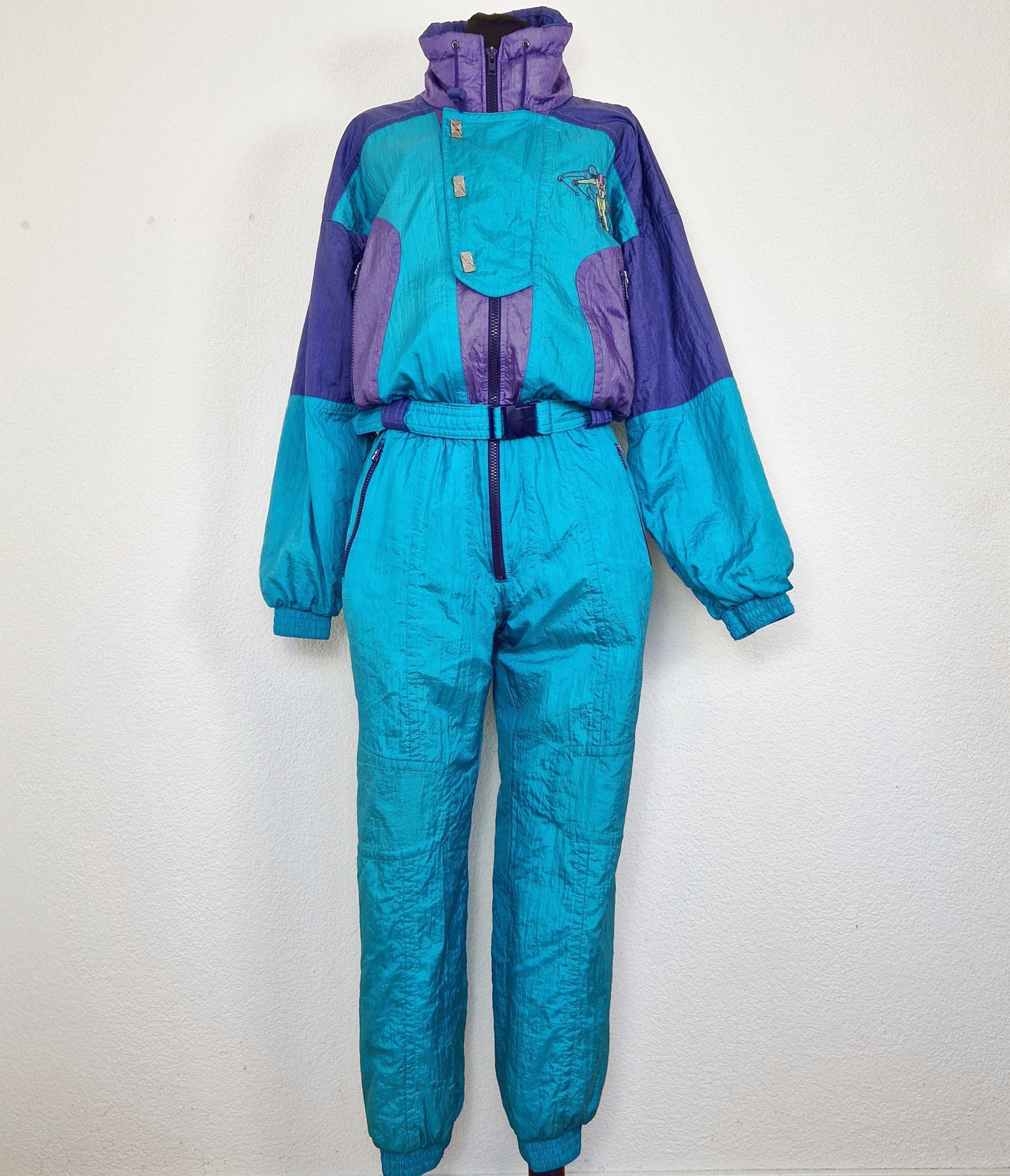 Einzigartiger und nachhaltiger Vintage Skianzug in türkis-violett. Unique and sustainable vintage ski suit in turquois-purple. Front. 
