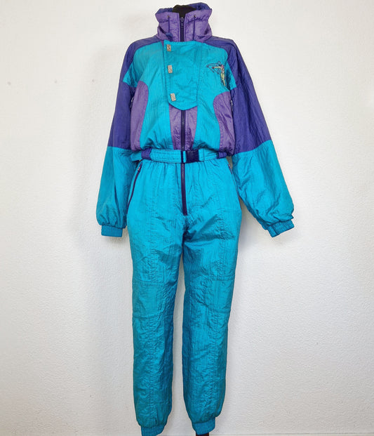 Einzigartiger und nachhaltiger Vintage Skianzug in türkis-violett. Unique and sustainable vintage ski suit in turquois-purple. Front. 