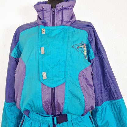 Einzigartiger und nachhaltiger Vintage Skianzug in türkis-violett. Unique and sustainable vintage ski suit in turquois-purple. Close-up 2.