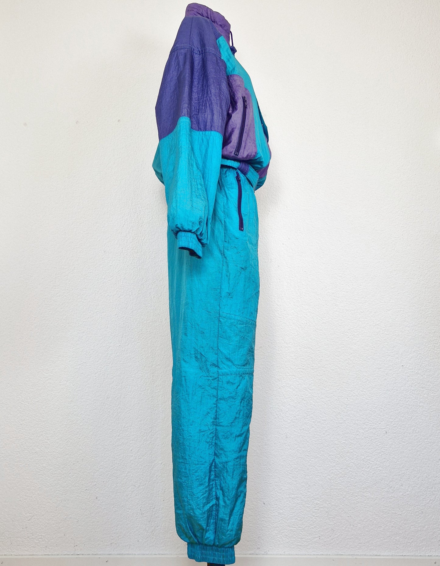Einzigartiger und nachhaltiger Vintage Skianzug in türkis-violett. Unique and sustainable vintage ski suit in turquois-purple. Side.